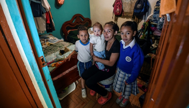 الفنزويلية ييسيلا بالنسيا مع أولادها في بوجوتا