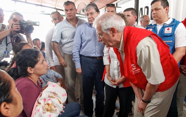 الفنزويلية ييسيلا بالنسيا مع أولادها في بوجوتا