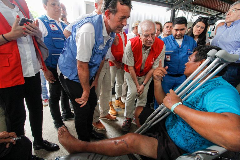 الفنزويلية ييسيلا بالنسيا مع أولادها في بوجوتا