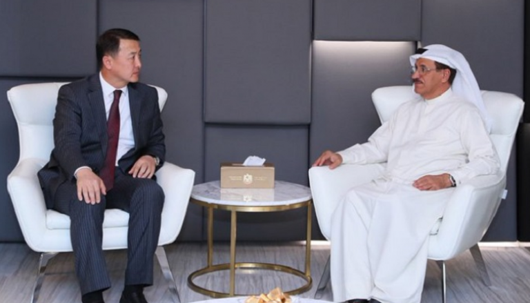 وزير الاقتصاد الإماراتي خلال لقائه مع نائب رئيس الوزراء القرغيزي