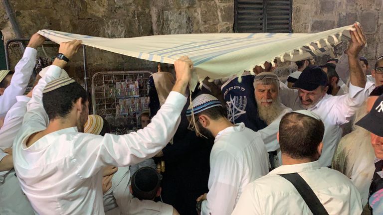 فلسطينية تعرضت للاعتداء من قِبَل شرطة الاحتلال