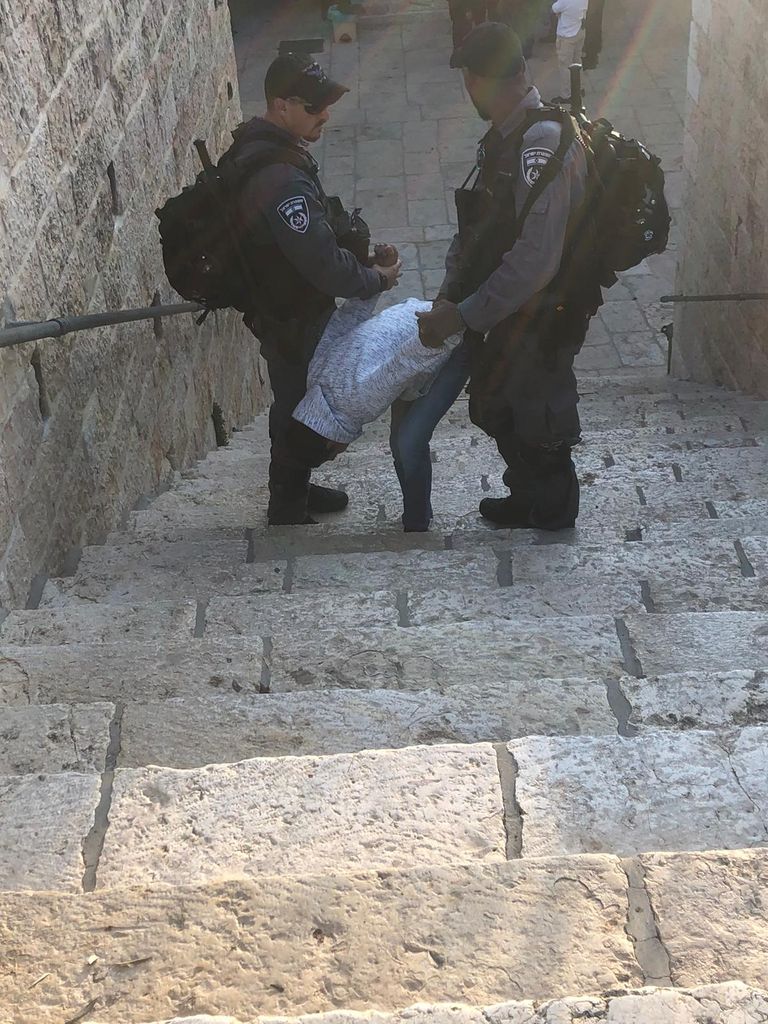 فلسطينية تعرضت للاعتداء من قِبَل شرطة الاحتلال