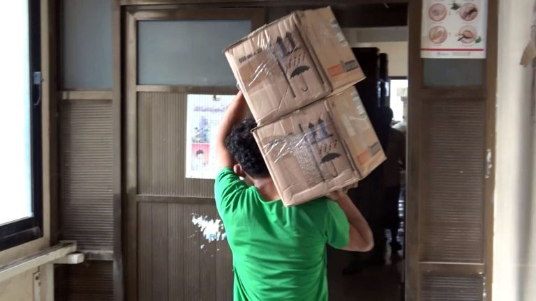 جانب من شحنة الأدوية الإماراتية