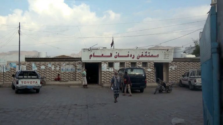 جانب من شحنة الأدوية الإماراتية