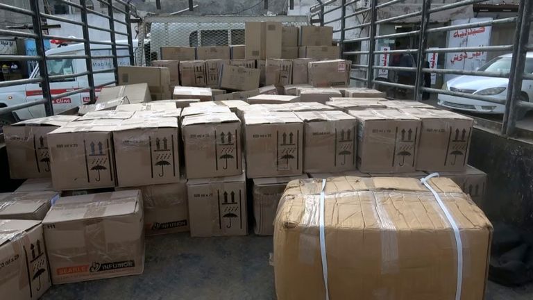 جانب من شحنة الأدوية الإماراتية