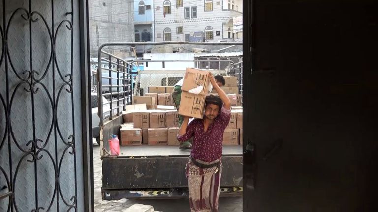 جانب من شحنة الأدوية الإماراتية