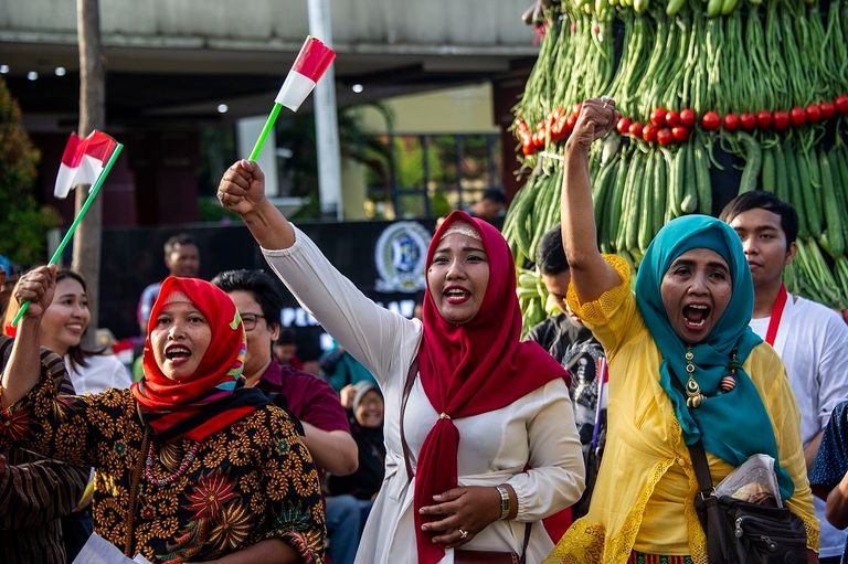 أنصار الرئيس الإندونيسي يدعمونه بـ