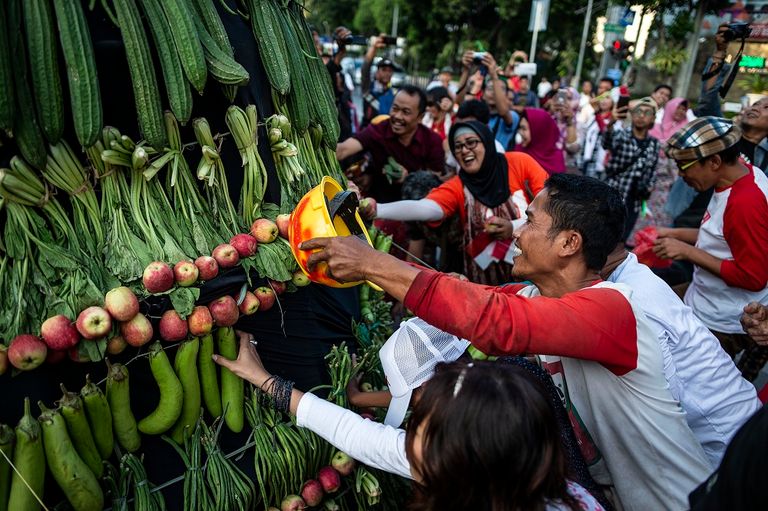 أنصار الرئيس الإندونيسي يدعمونه بـ