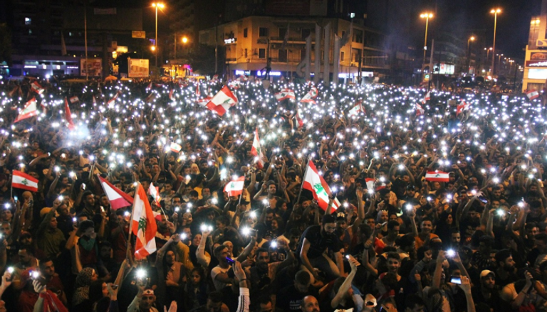 الآلاف يتظاهرون في شوارع بيروت مرددين أغنيات نجوم لبنان
