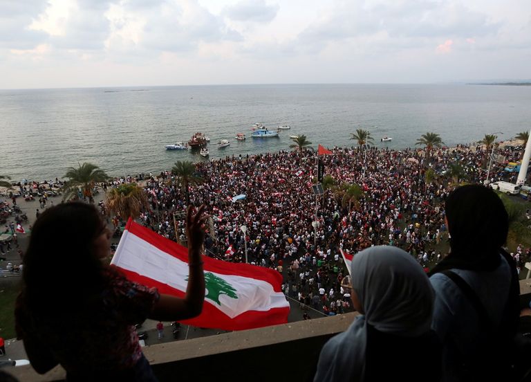 الآلاف يتظاهرون في شوارع بيروت مرددين أغنيات نجوم لبنان