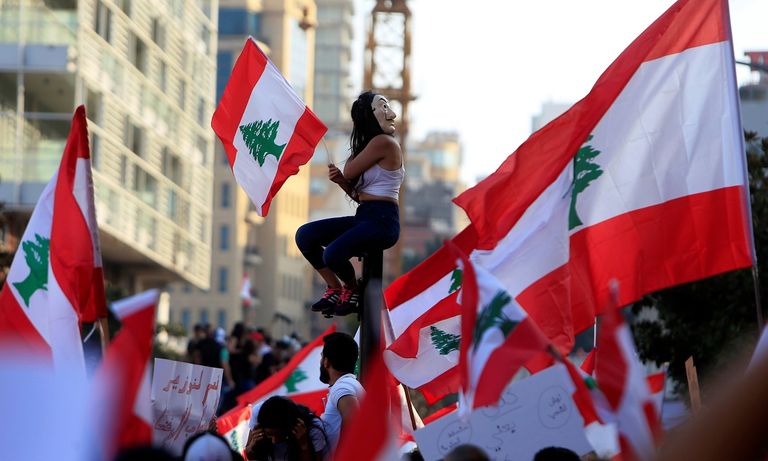 الآلاف يتظاهرون في شوارع بيروت مرددين أغنيات نجوم لبنان