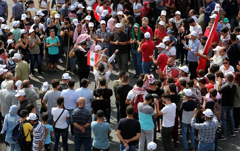 الآلاف يتظاهرون في شوارع بيروت مرددين أغنيات نجوم لبنان