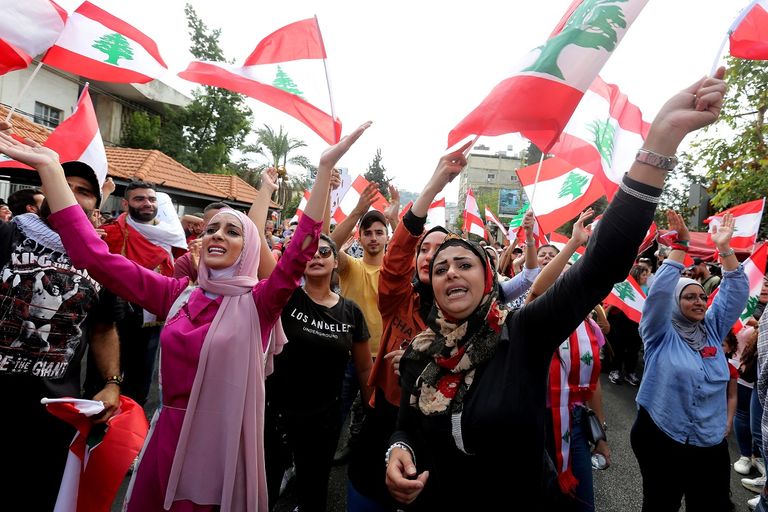 الآلاف يتظاهرون في شوارع بيروت مرددين أغنيات نجوم لبنان