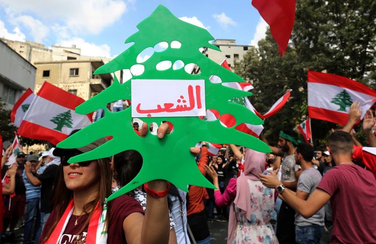 الآلاف يتظاهرون في شوارع بيروت مرددين أغنيات نجوم لبنان