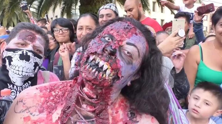 المشاركون طلوا وجوههم بمستحضرات تجميل للظهور بشكل مخيف