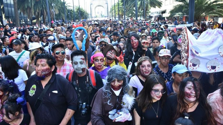 المشاركون طلوا وجوههم بمستحضرات تجميل للظهور بشكل مخيف