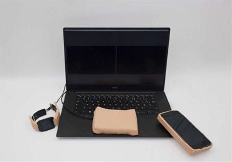 الدغدغة تثير ضحك الهاتف المحمول