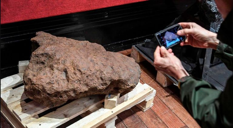 النيزك "مونت ديو" في المعرض قبل المزاد