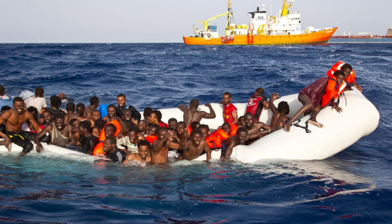 السفينة انتشلت المهاجرين من على متن قارب مطاطي - أرشيفية