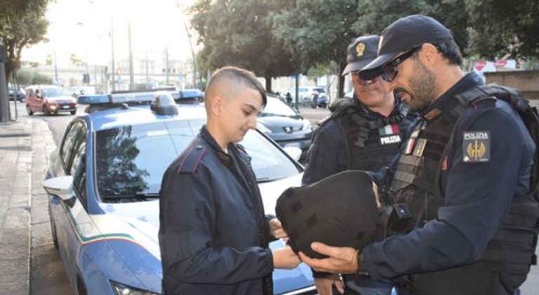 فيديريكو ورجال شرطة مركز بلدية أليزيو