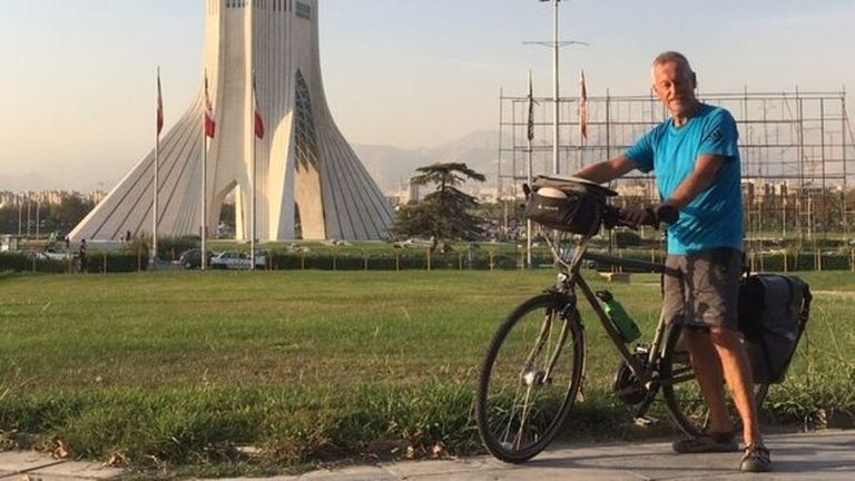 الدراج الألماني بيتر هارنيش قرب ميدان آزادي في طهران الدراج الألماني بيتر هارنيش قرب ميدان آزادي بطهران