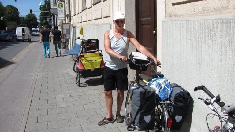 الدراج الألماني بيتر هارنيش خلال جولته على متن دراجة هوائية الدراج الألماني بيتر هارنيش قرب ميدان آزادي بطهران