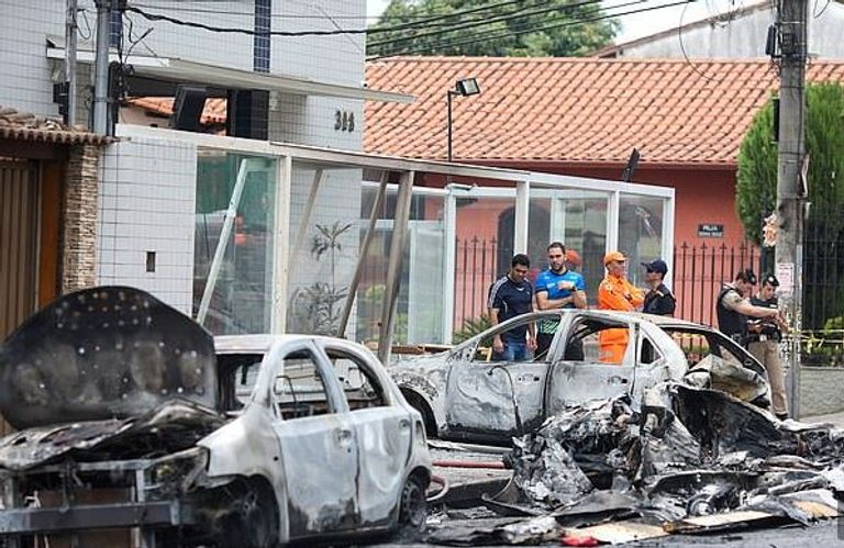 سيارات الإطفاء في موقع تحطم الطائرة