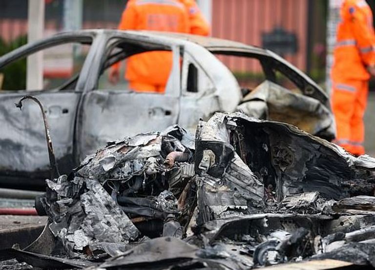 سيارات الإطفاء في موقع تحطم الطائرة