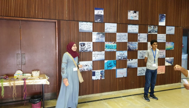 الطلبة المشاركون في المعرض بجوار أعمالهم