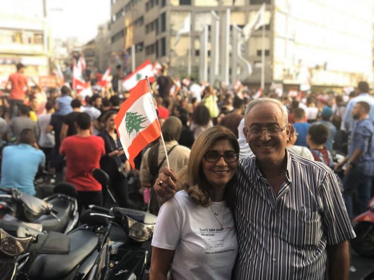 المتظاهرون يتجمعون تحت علم لبنان