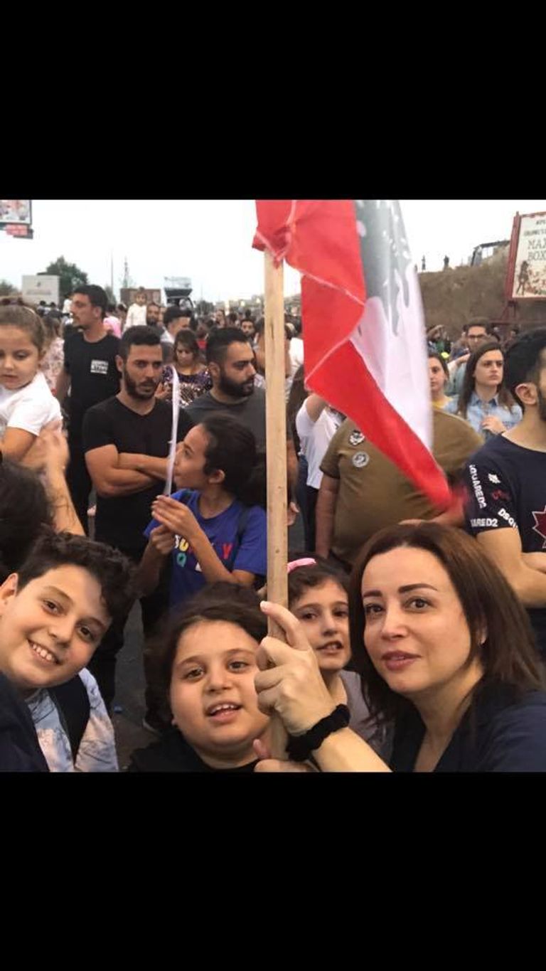 المتظاهرون يتجمعون تحت علم لبنان