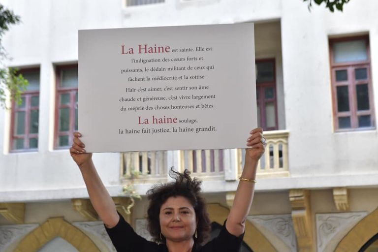 المتظاهرون يتجمعون تحت علم لبنان