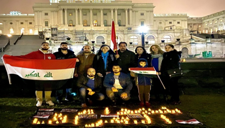 وقفة لعراقيين أمام الكونجرس بالشموع وأعلام بلدهم