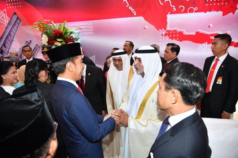 الشيخ نهيان بن مبارك آل نهيان خلال حفل تنصيب رئيس إندونيسيا