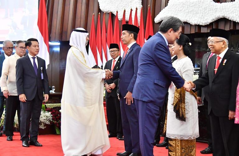 الشيخ نهيان بن مبارك آل نهيان خلال حفل تنصيب رئيس إندونيسيا
