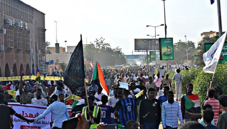 جانب من المسيرات السودانية التي دعت لاجتثاث عناصر الإخوان