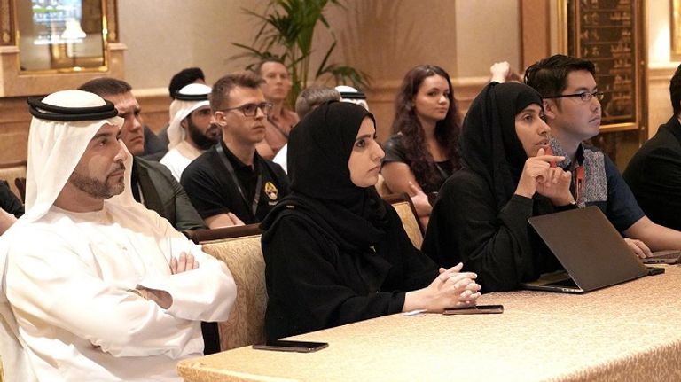 الدكتورة بشرى البلوشي تتوسط المشاركين