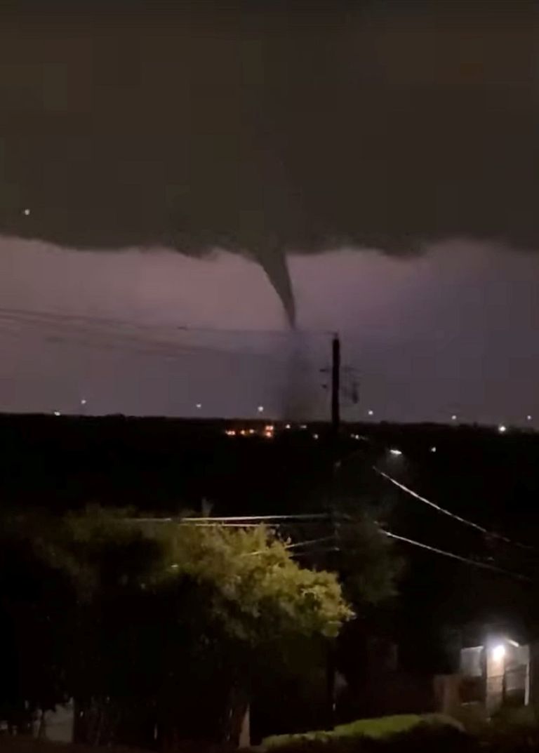 الإعصار تسبب في انقطاع الكهرباء عن 42 ألف شخص