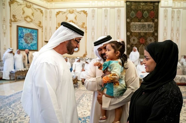 الشيخ محمد بن زايد يستقبل فريق عمل مبادرة "أمنتك بلادك"