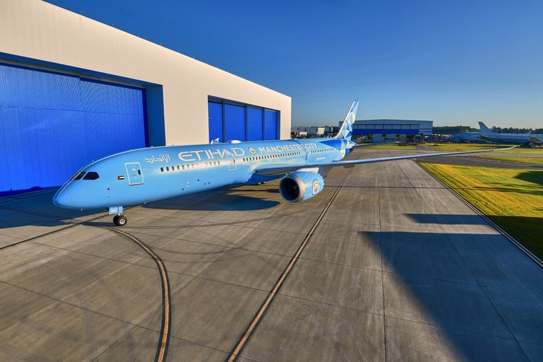 طائرة الاتحاد الإماراتية تحمل لون زي مانشستر سيتي