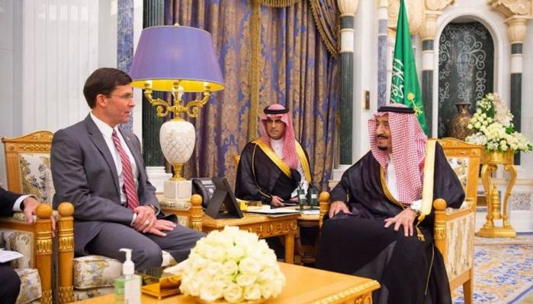 العاهل السعودي يستقبل وزير الدفاع الأمريكي