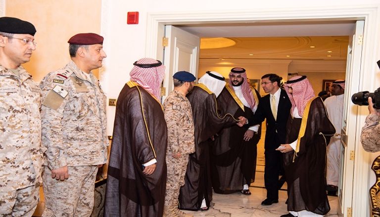 نائب وزير الدفاع السعودي خلال استقباله وزير الدفاع الأمريكي