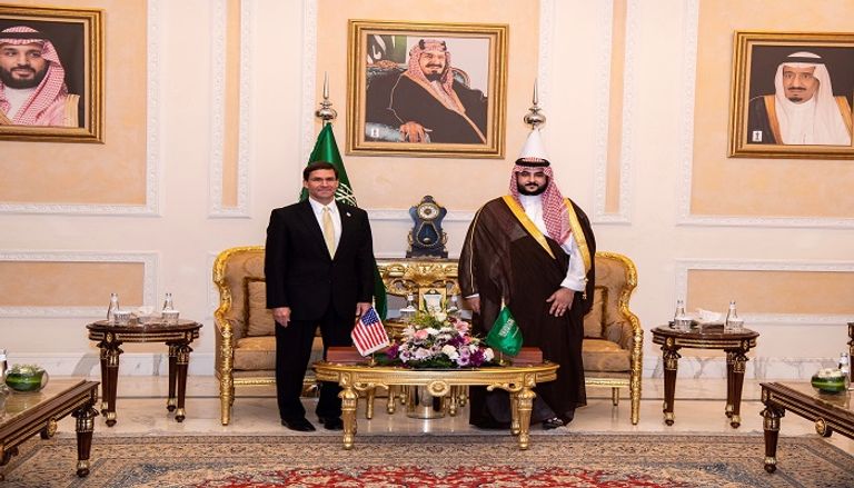 نائب وزير الدفاع السعودي خلال استقباله وزير الدفاع الأمريكي