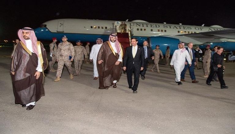 نائب وزير الدفاع السعودي خلال استقباله وزير الدفاع الأمريكي