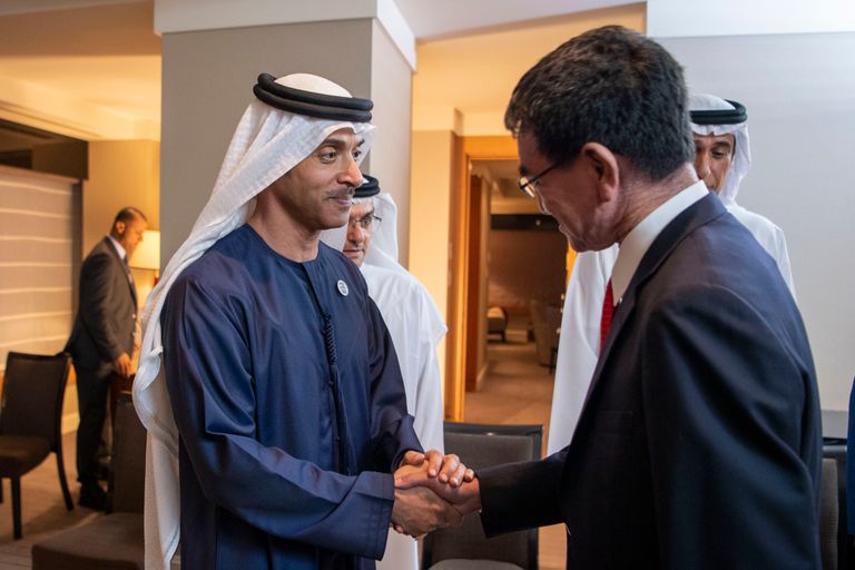 الشيخ هزاع بن زايد آل نهيان ووزير الدفاع الياباني