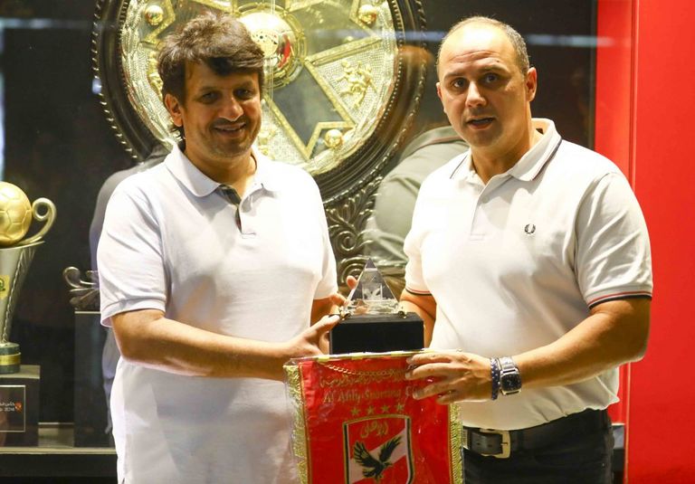 إهداء وفد العين الإماراتي درع الأهلي وفد العين الإماراتي