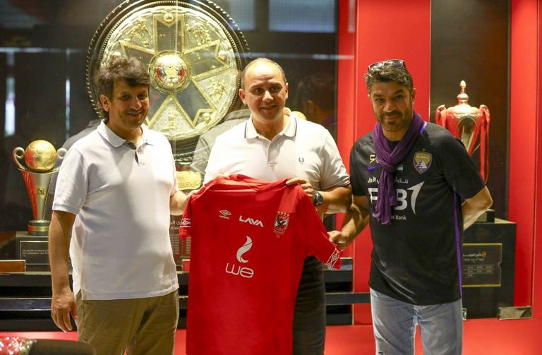 إهداء وفد العين الإماراتي قميص الأهلي وفد العين الإماراتي