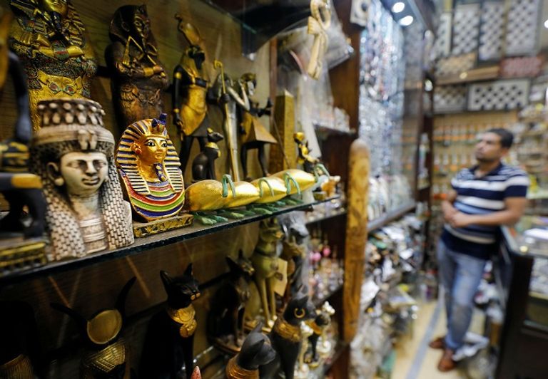 بازار سياحي في الأقصر - رويترز