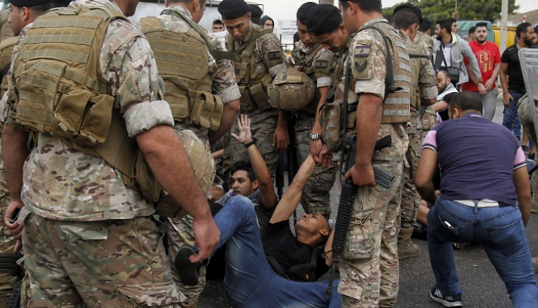 قوات الجيش اللبناني تعتدي على أحد المتظاهرين 