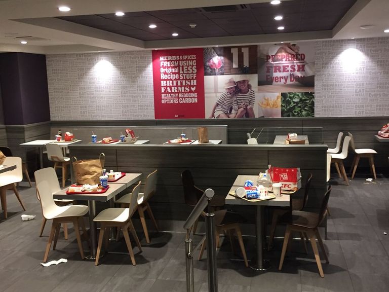 طوابير طلب الطعام تثير استياء عمال المطاعم السريعة